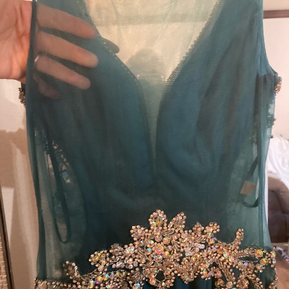 Size M fits like a 4/6 $700 brand new color teal - Picture 6 of 6